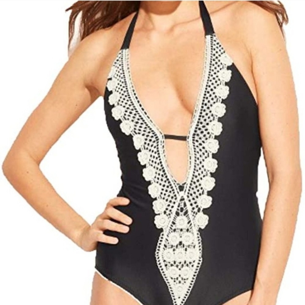 ✨️5 For $20✨️ Women's one piece swimsuit with lace plunge neckline.